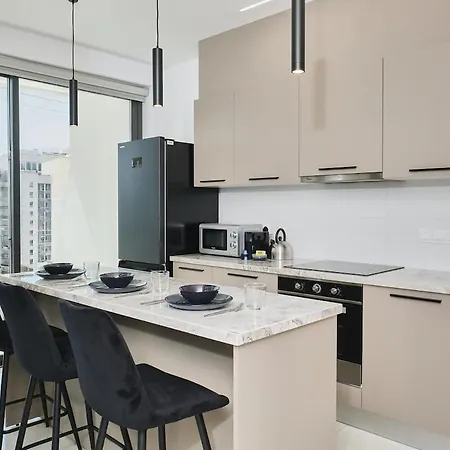 Modern 1 Bedroom With Balcony In アパート *