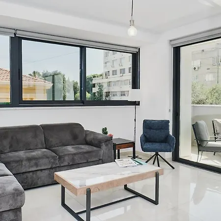 Modern 1 Bedroom With Balcony In アパート *