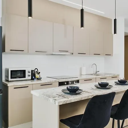 Modern 1 Bedroom With Balcony In